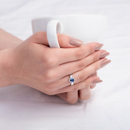 Pierścionek zaręczynowy SAVICKI: białe złoto, niebieski szafir, diamenty